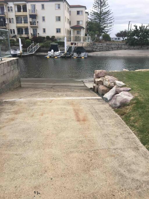 Broadwater Canal Frontage-Runaway Bay-Boat Ramp Gold Coast Eksteriør billede